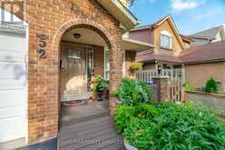 152 WEYBRIDGE TRAIL | Brampton Ontario | Slide Image Three