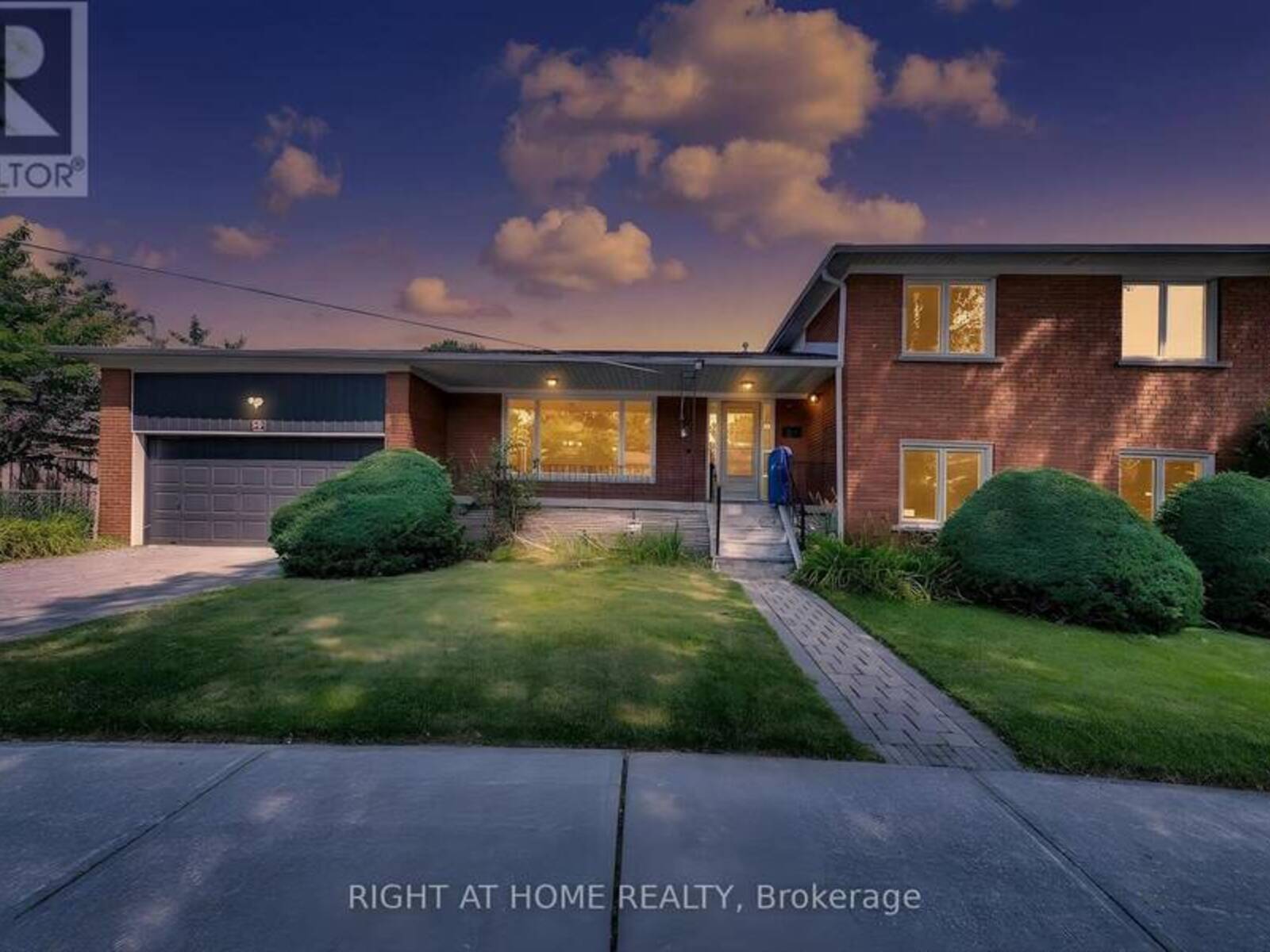88 PECKHAM AVENUE, Toronto, Ontario M2R 2V5