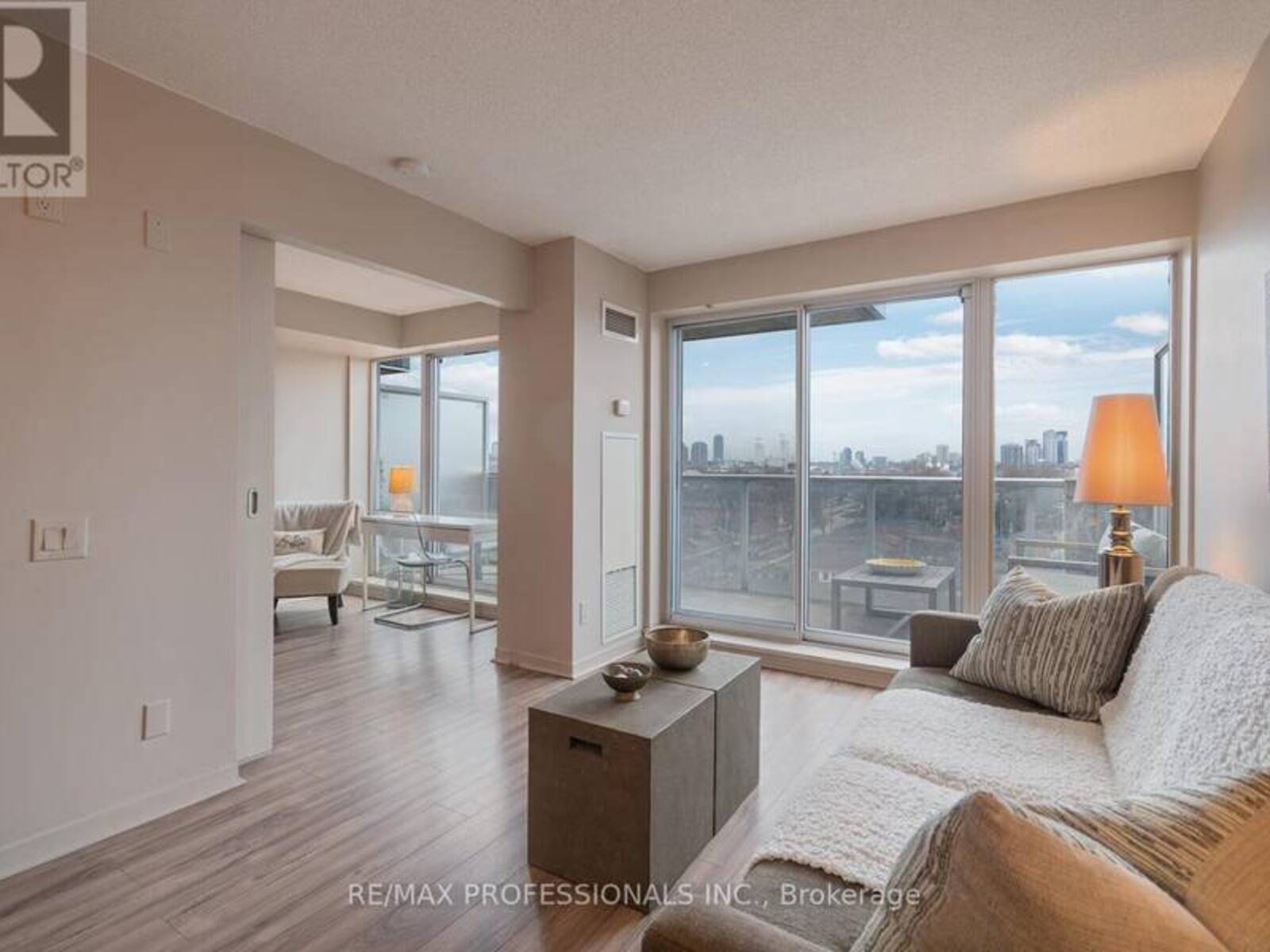 704 - 1040 THE QUEENSWAY, Toronto, Ontario M8Z 0A7
