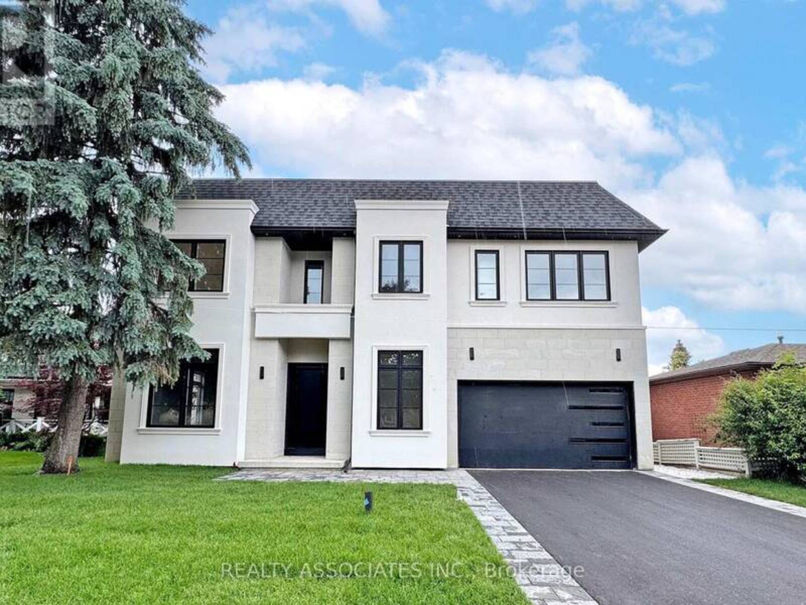 32 COSSAR AVENUE, Aurora, Ontario L4G 3N8