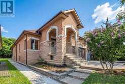 42 OAK AVENUE | Richmond Hill Ontario | Slide Image Three