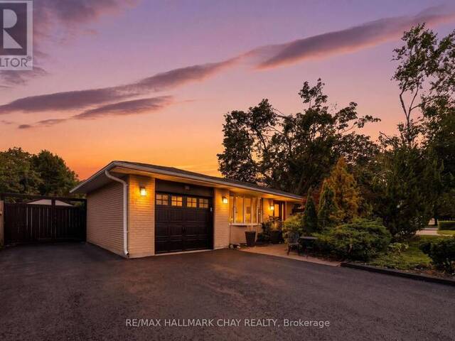 30 HARDING AVENUE Barrie Ontario, L4M 3K2 - 4 Bedrooms Home For Sale