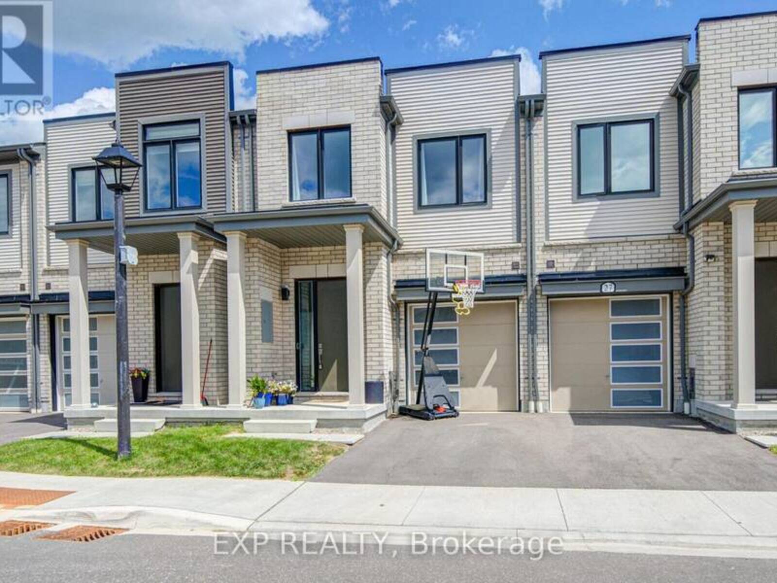 29 SORBARA WAY, Whitby, Ontario L1M 0M4