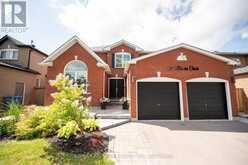 139 RHODES CIRCLE | Newmarket Ontario | Slide Image Three