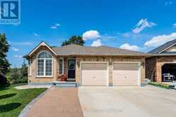 3 VINEBERG DRIVE | Hamilton Ontario | Slide Image Two
