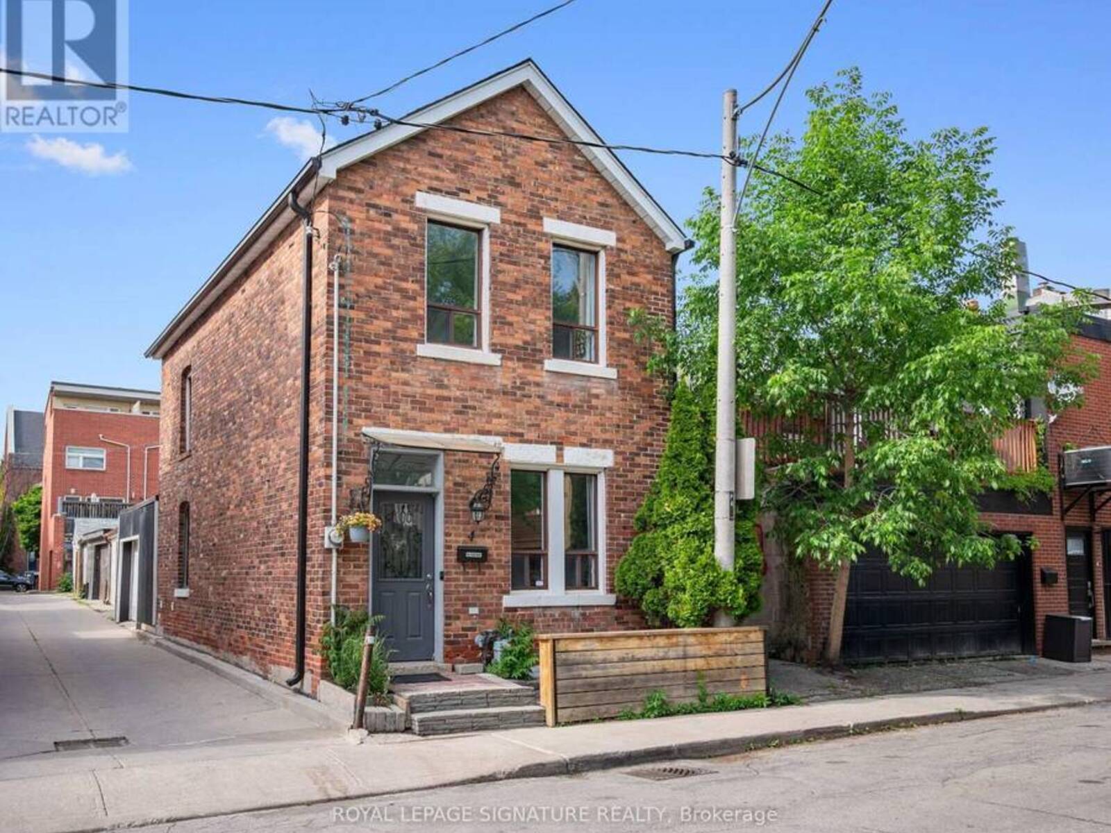 4 WHITAKER AVENUE, Toronto, Ontario M6J 1A1