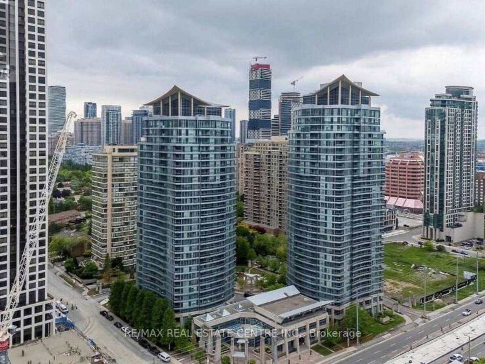 1010 - 33 ELM DRIVE E, Mississauga, Ontario L5B 4M2