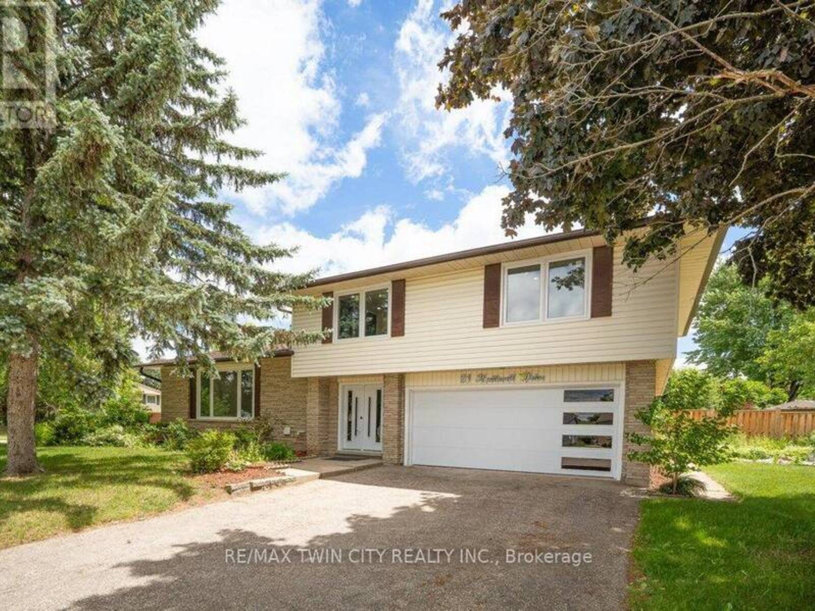 21 HALLIWELL DRIVE, Kitchener, Ontario N2B 2M5