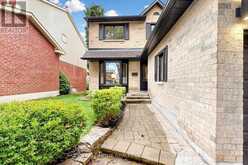 15 CLOSS SQUARE | Aurora Ontario | Slide Image Four