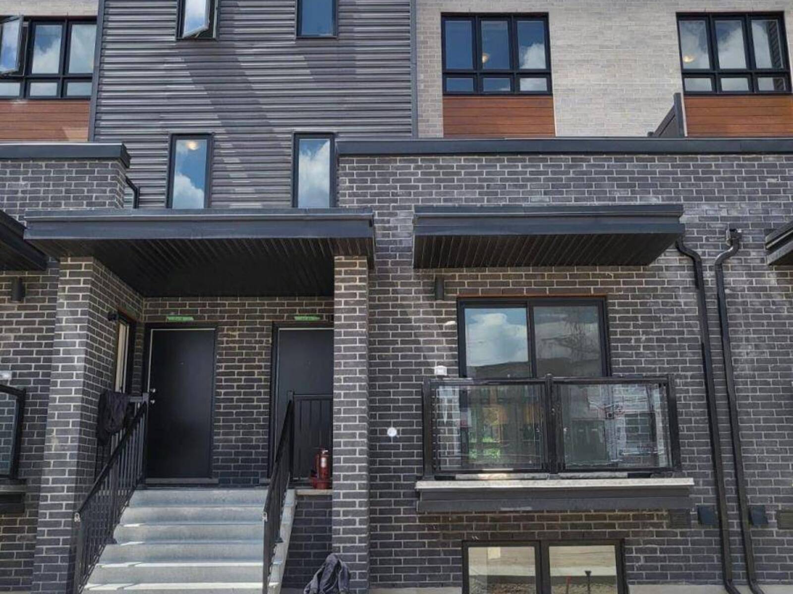25 - 235 CHAPEL HILL DRIVE, Kitchener, Ontario N2R 0S4