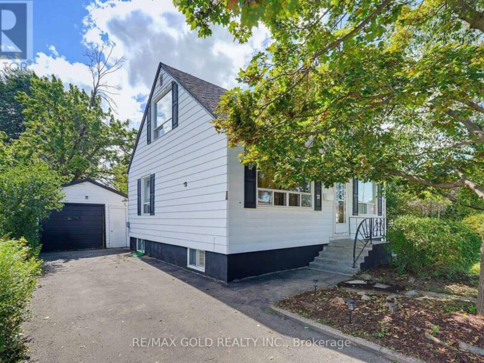 23 PLEASANTVIEW AVENUE, Brampton, Ontario L6X 1W5