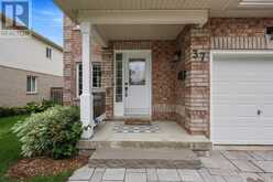 37 RAINBOW COURT | Georgina Ontario | Slide Image Three