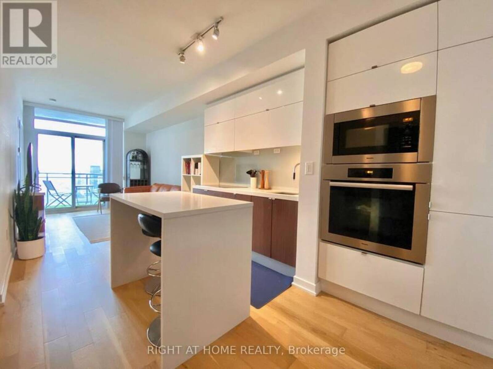 4011 - 21 ICEBOAT TERRACE, Toronto, Ontario M5V 4A9