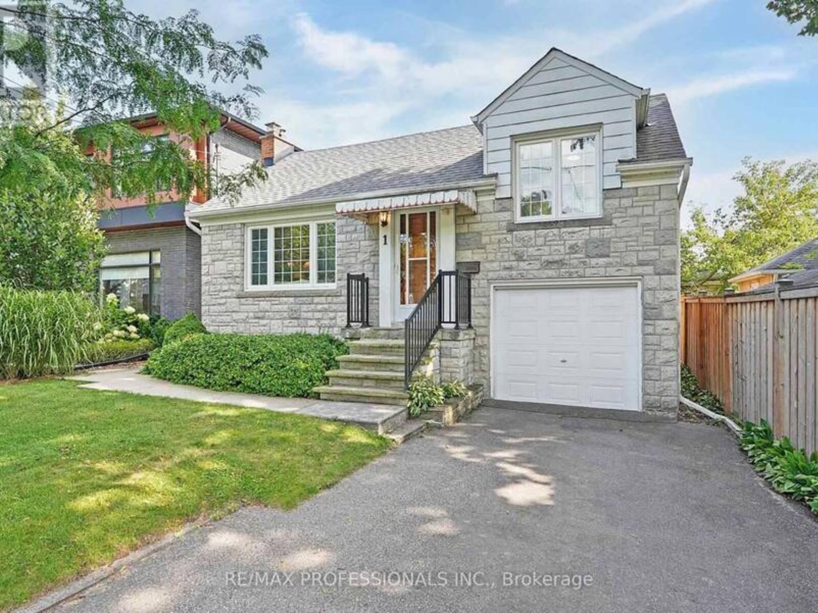 1 BERNICE AVENUE, Toronto, Ontario M8Y 1Z5