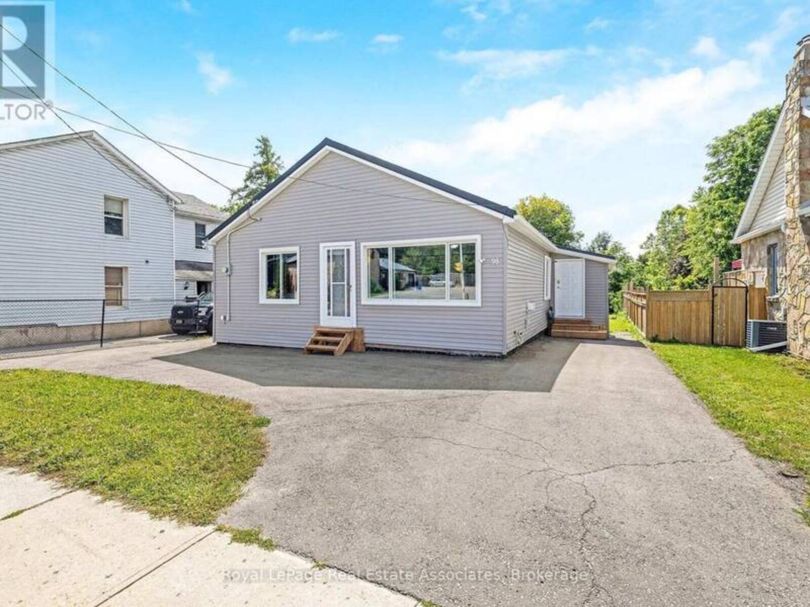 98 MAIN STREET N, Halton Hills, Ontario L7J 1W2