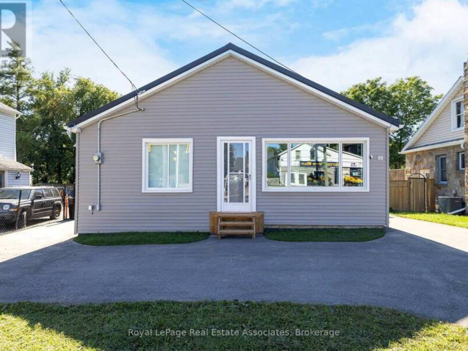 98 MAIN STREET N, Halton Hills, Ontario L7J 1W2