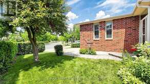 15 MARSH STREET | Richmond Hill Ontario | Slide Image Three
