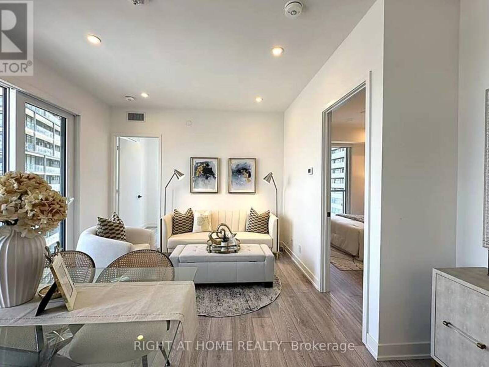 3302 - 108 PETER STREET, Toronto, Ontario M5V 0W2