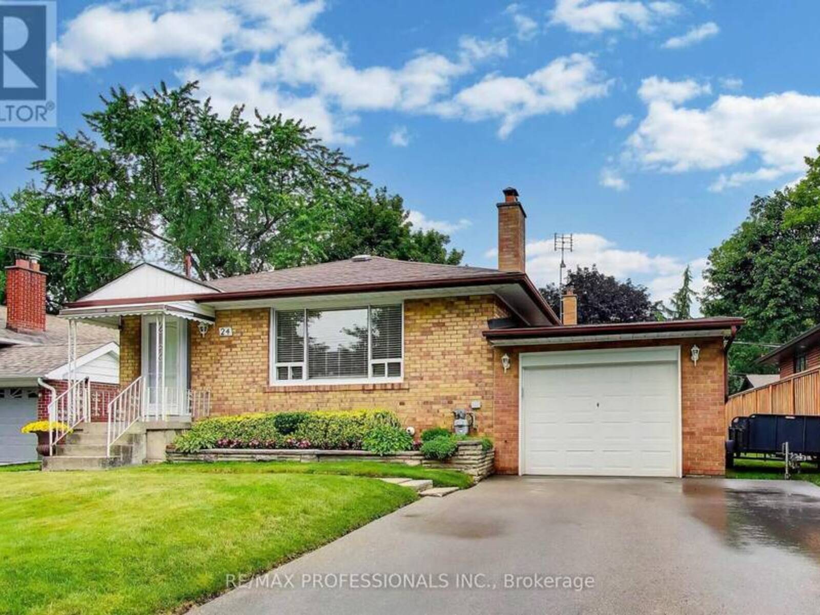 24 BEAVERBROOK AVENUE, Toronto, Ontario M9B 2M9