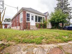 758 JANE STREET Toronto Ontario, M6N 4B9