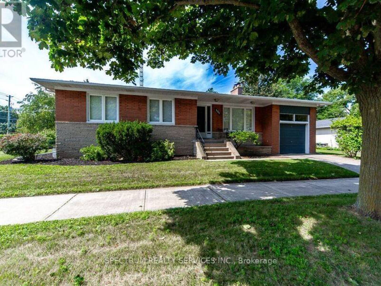 131 WEST DEANE PARK DRIVE, Toronto, Ontario M9B 2S6