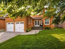 156 GWENDOLYN BOULEVARD | Georgina Ontario | Slide Image Three