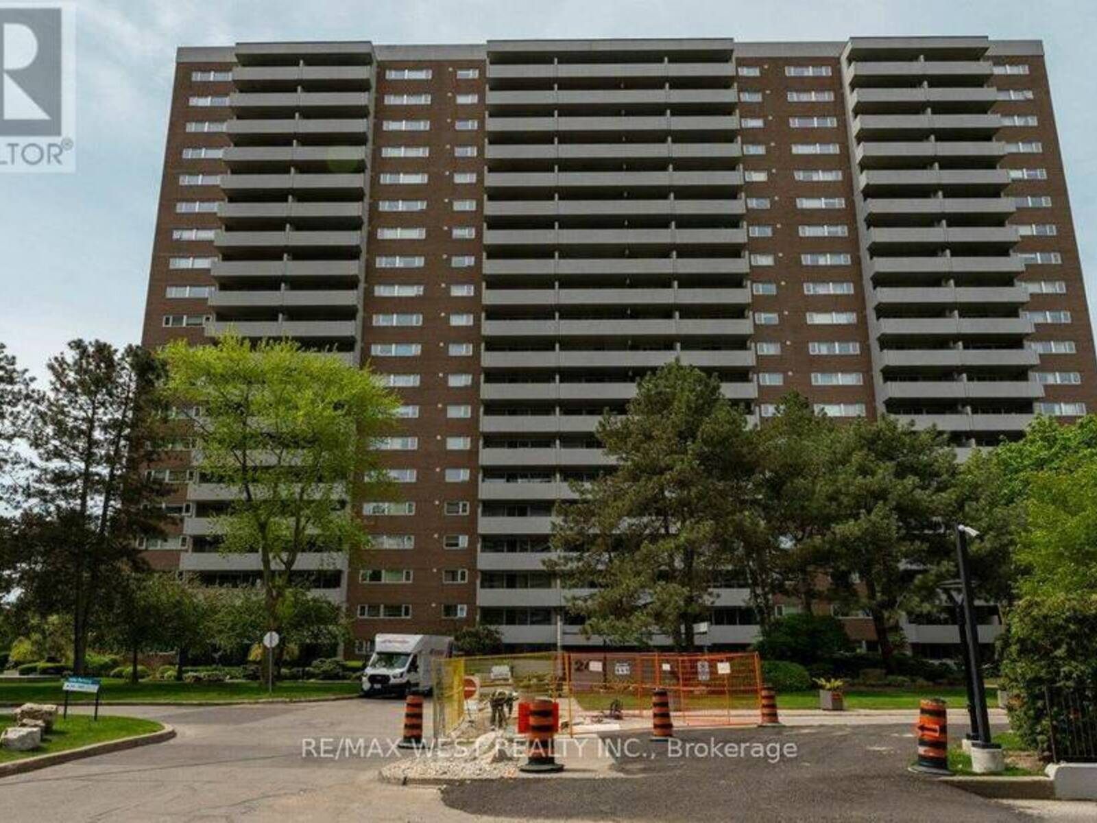 807 - 240 SCARLETT ROAD, Toronto, Ontario M6N 4X4