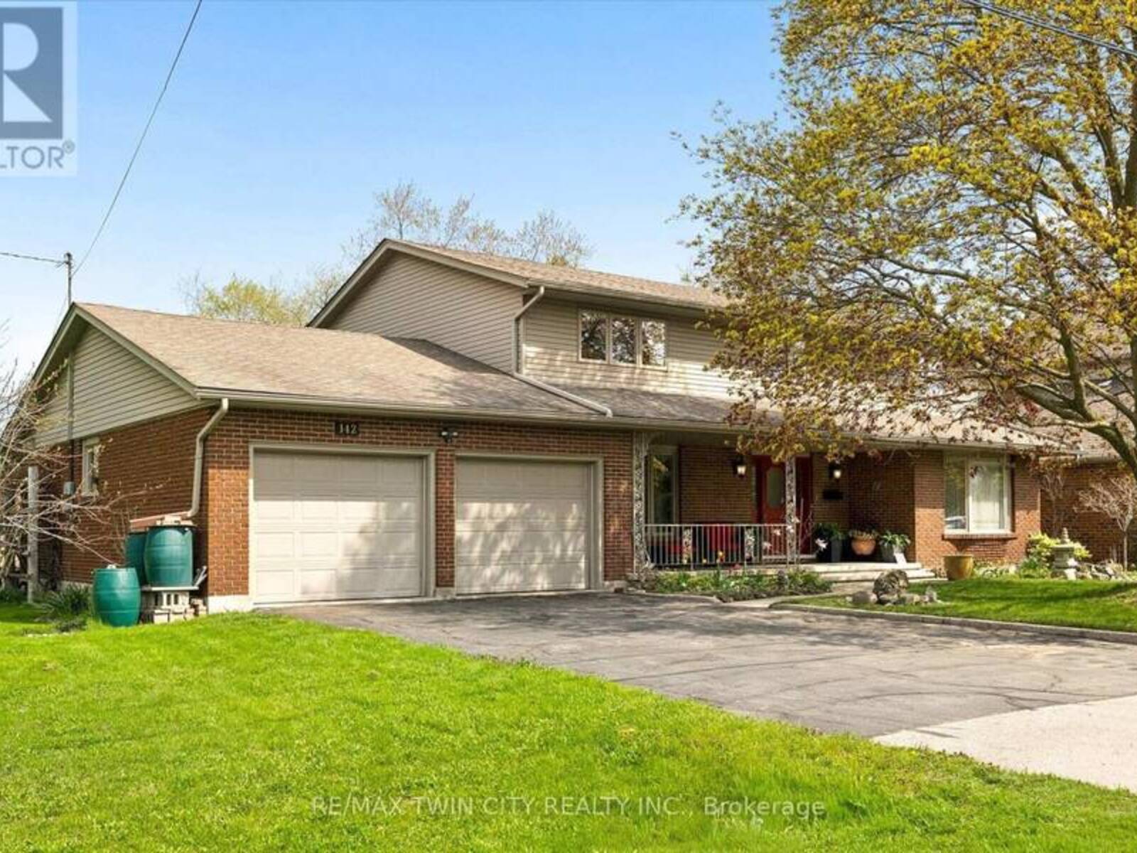 142 CARSON DRIVE, Kitchener, Ontario N2B 2Z2