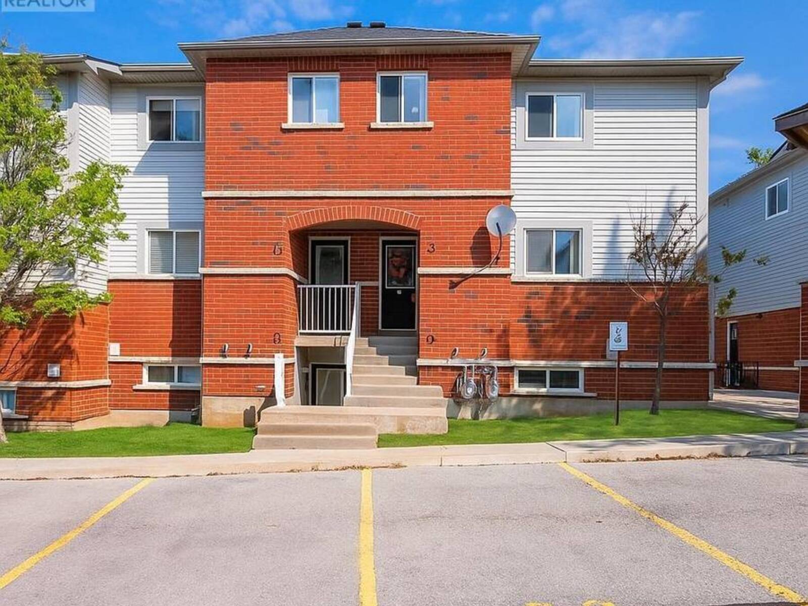 13 - 235 FERNDALE DRIVE S, Barrie, Ontario L4N 0T6