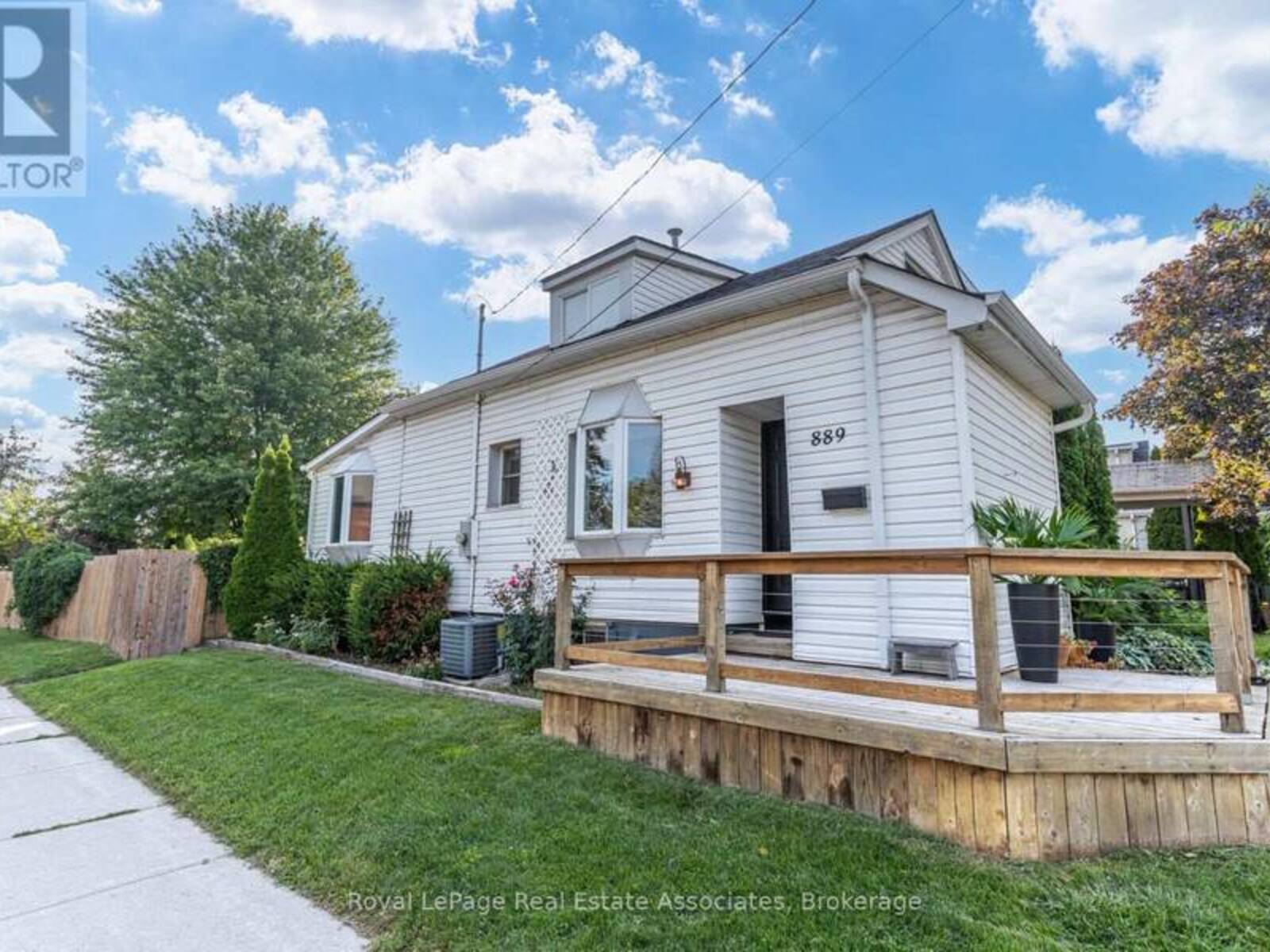 889 THIRD STREET, Mississauga, Ontario L5E 1C2