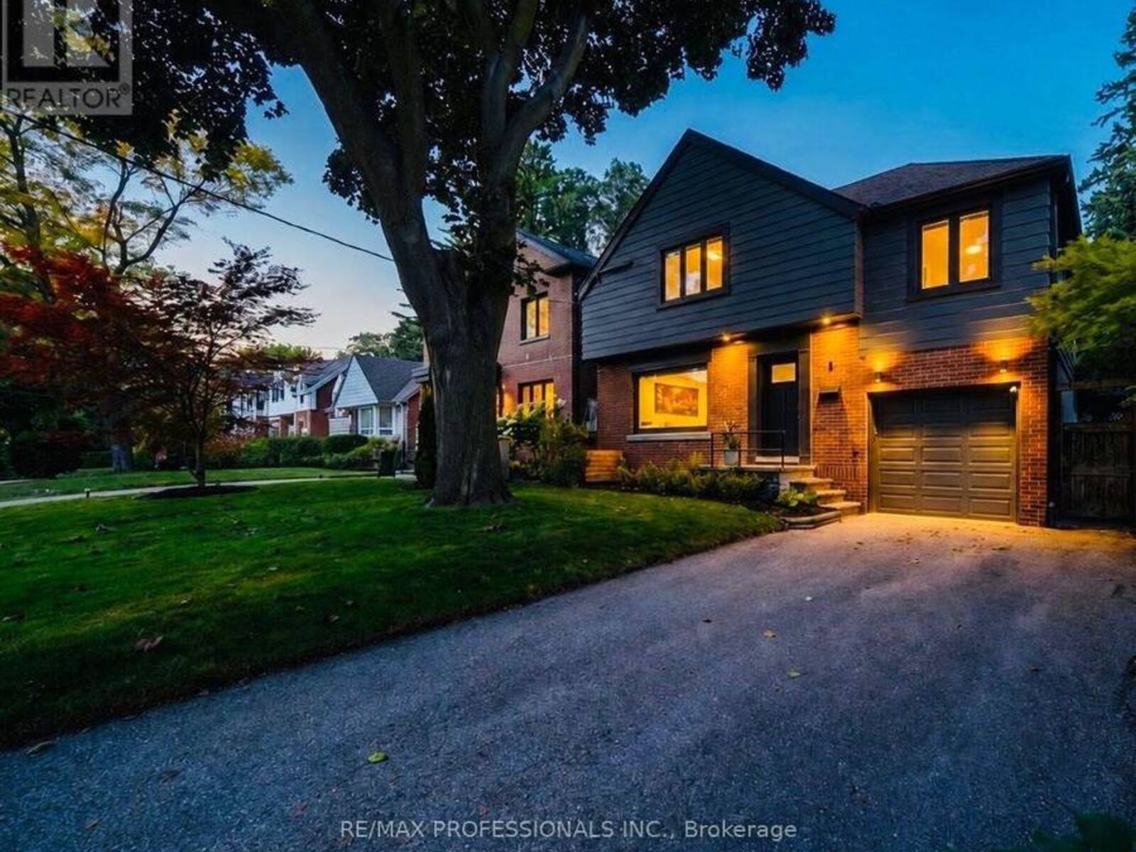 4 WINSTON GROVE, Toronto, Ontario M8Y 2K8