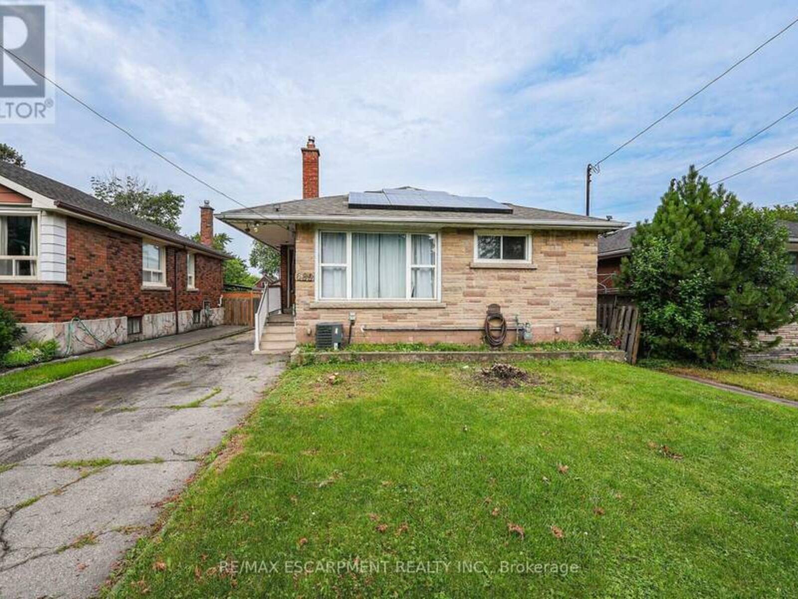 689 BURGESS AVENUE, Hamilton, Ontario L8H 6J2