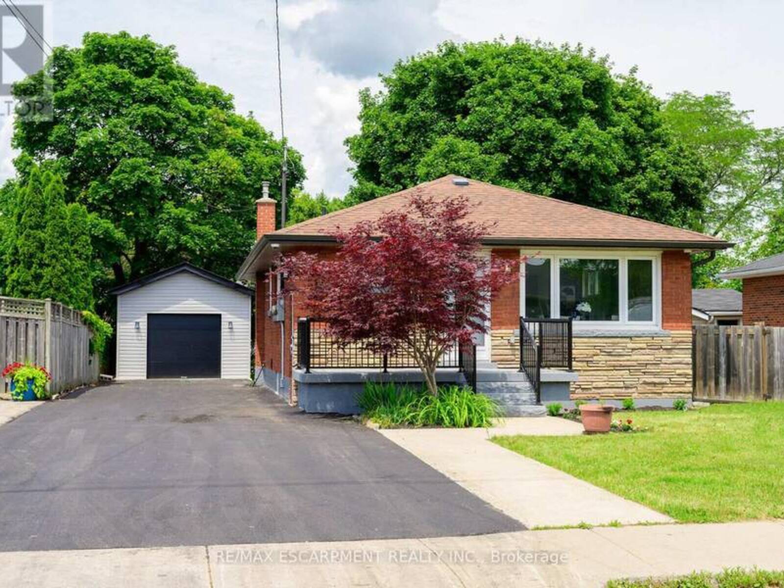 150 HOWARD AVENUE, Hamilton, Ontario L9A 2W8