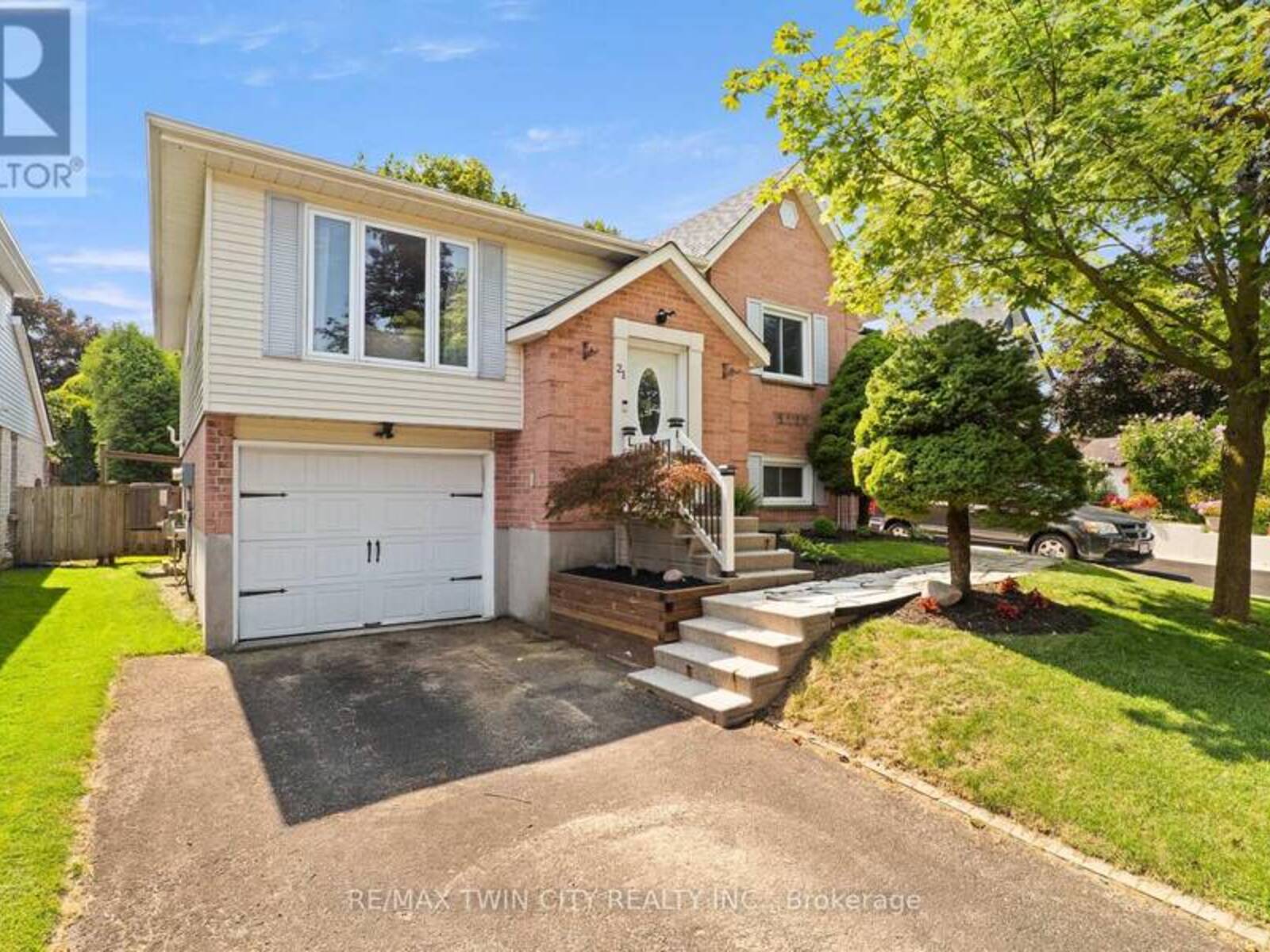 21 GOLDEN MEADOW CRESCENT, Kitchener, Ontario N2N 2L7