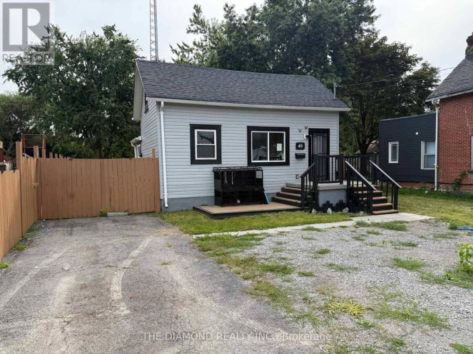 40 ST PATRICK STREET, Lindsay, Ontario K9V 1R2