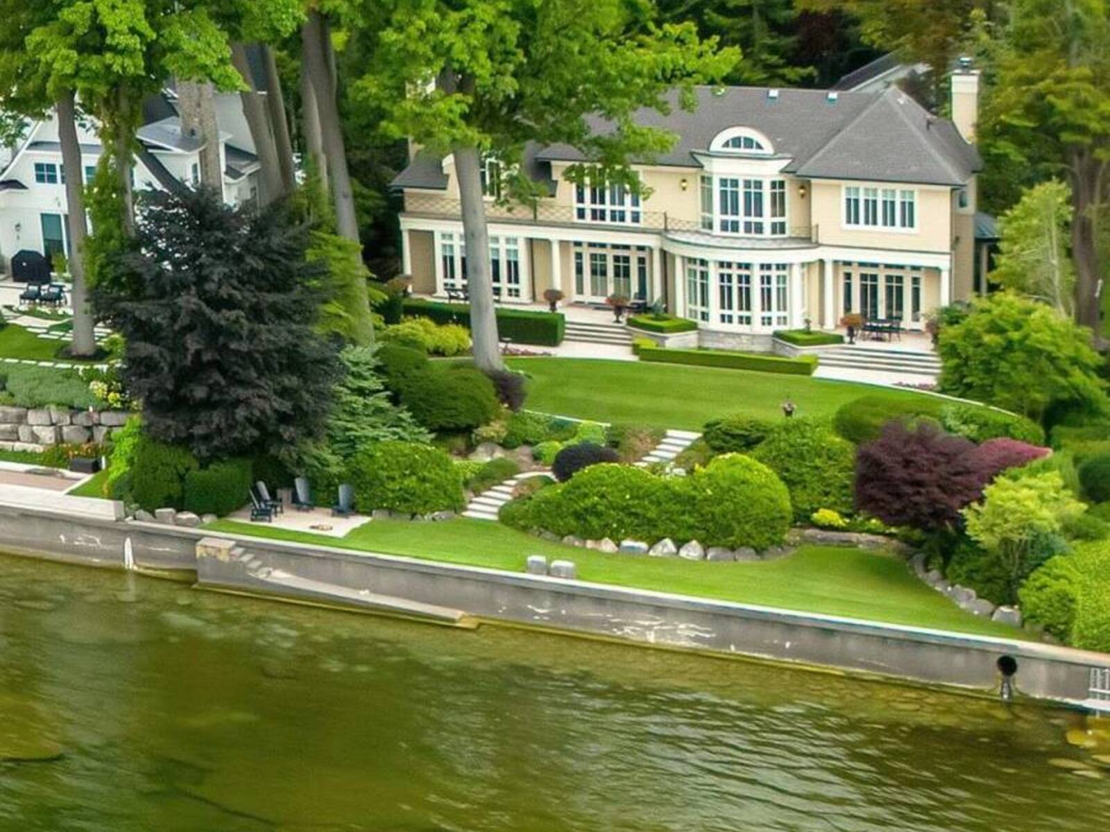 6 ENNISCLARE DRIVE W, Oakville, Ontario L6J 4N2