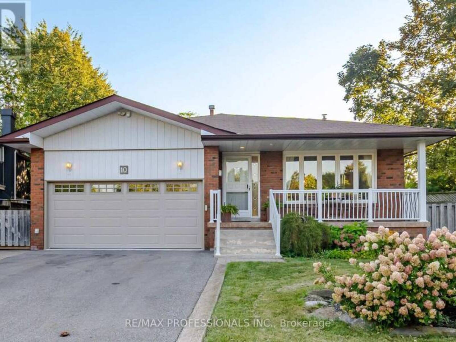 10 HOPEDALE COURT, Mississauga, Ontario L5M 2E9