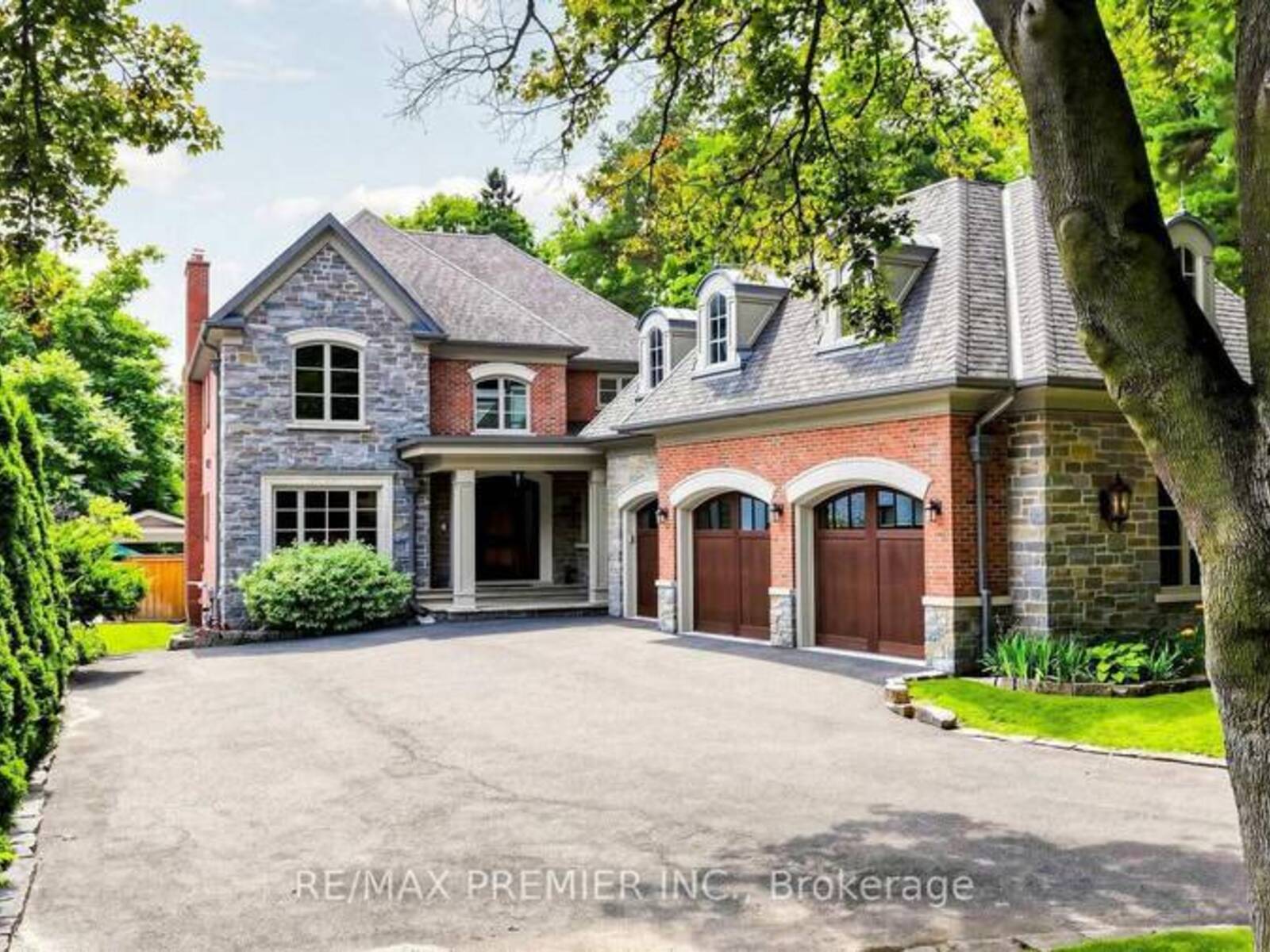 2064 DICKSON ROAD, Mississauga, Ontario L5B 1Y6
