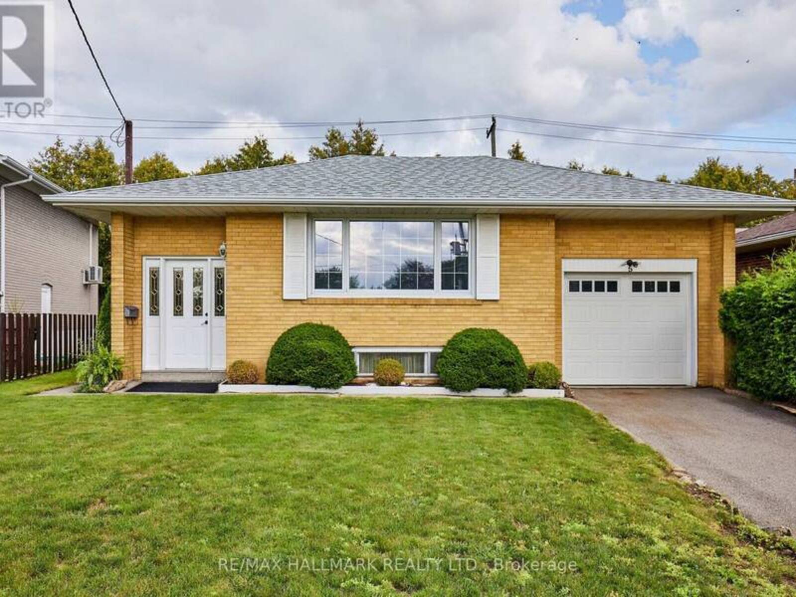 5 MERE COURT, Toronto, Ontario M4A 2J6