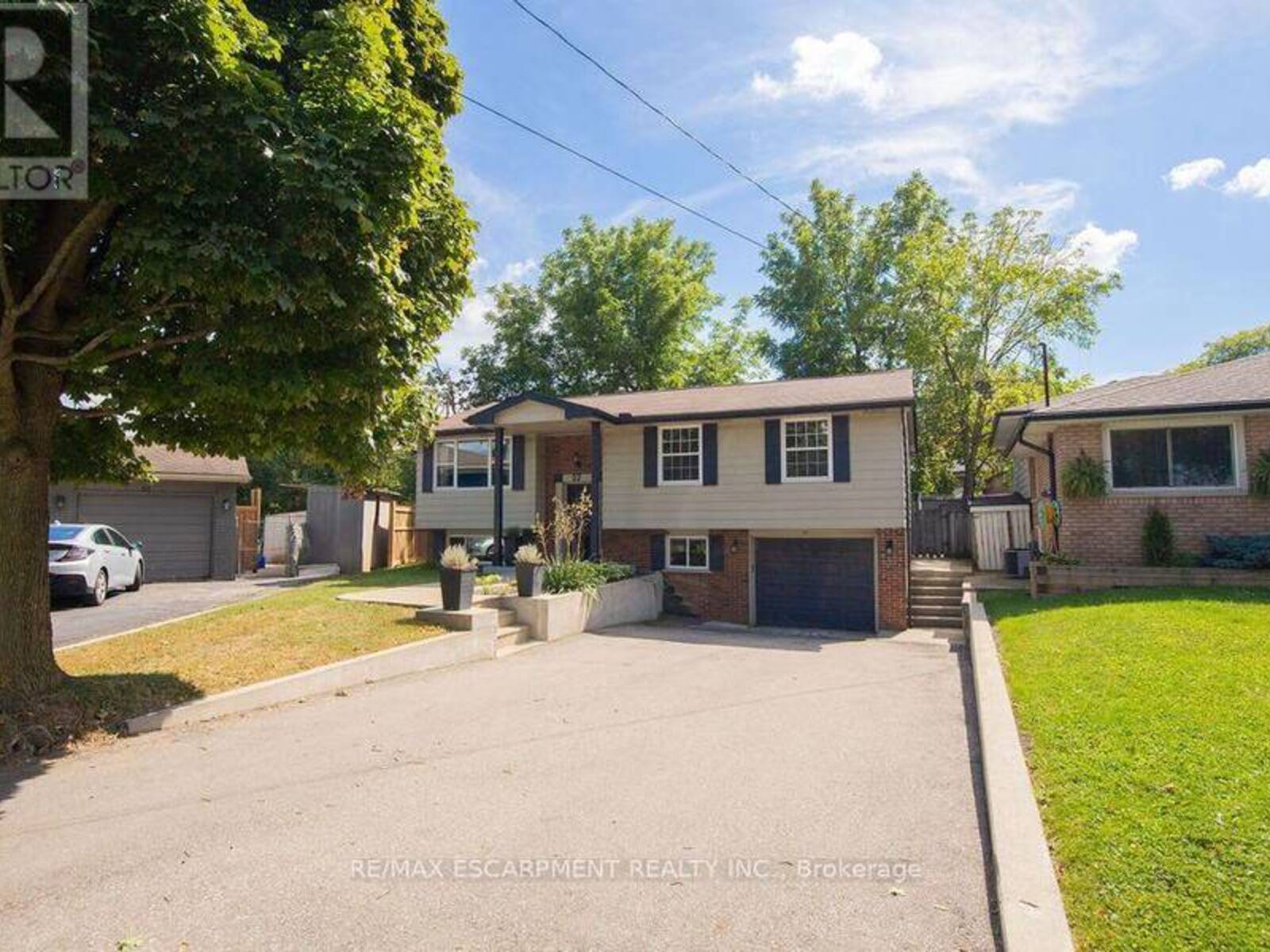 57 VALERY COURT, Hamilton, Ontario L9C 2W2