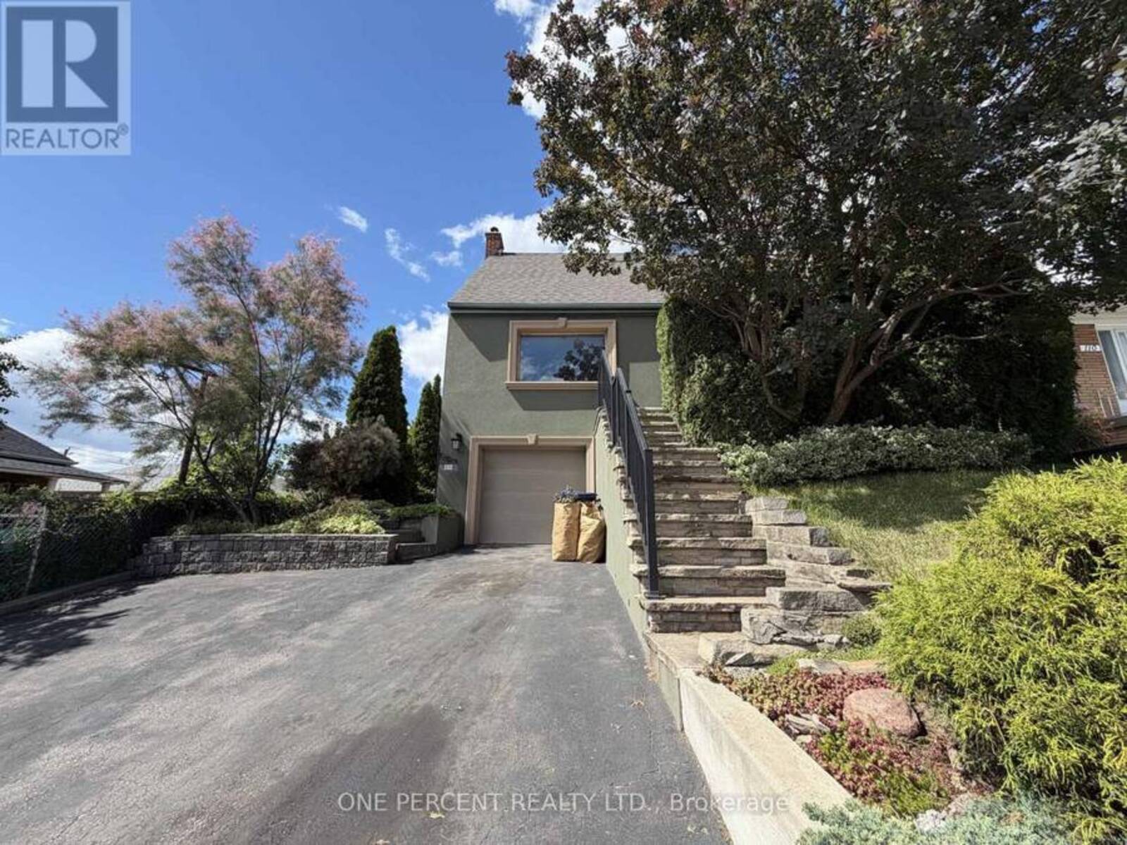 112 YORE ROAD, Toronto, Ontario M6M 1X1