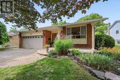 80 FAIRWAY DRIVE | Aurora Ontario | Slide Image Two