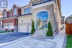 5 BLACKSMITH TRAIL | East Gwillimbury Ontario | Slide Image Two