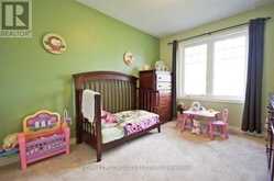 95 THATCHER CRESCENT | Newmarket Ontario | Slide Image Ten