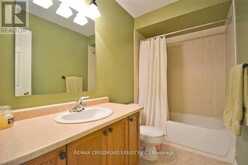95 THATCHER CRESCENT | Newmarket Ontario | Slide Image Eleven