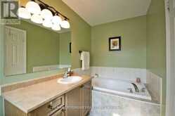 95 THATCHER CRESCENT | Newmarket Ontario | Slide Image Eight