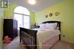 95 THATCHER CRESCENT | Newmarket Ontario | Slide Image Nine