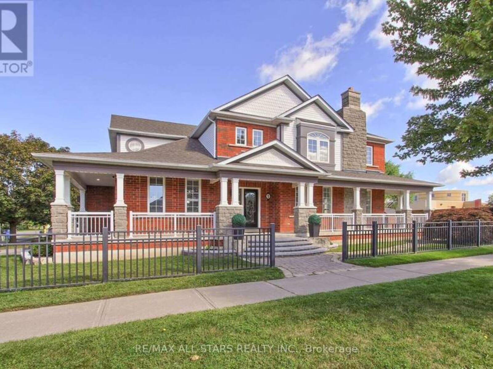 1 HATCH STREET, Whitby, Ontario L1M 2G3