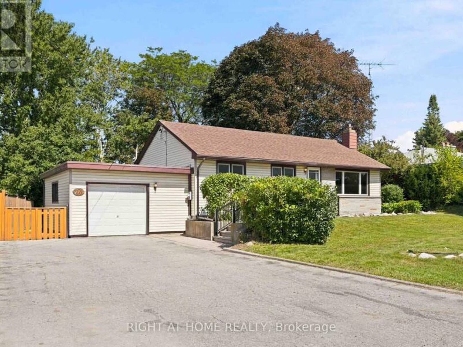 26 PHAIR AVENUE, Clarington, Ontario L1E 2W5
