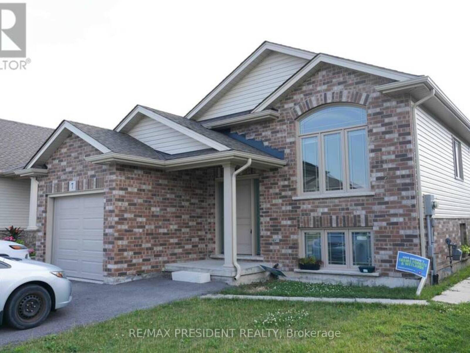 7 BERKSHIRE DRIVE, St. Catharines, Ontario L2M 3Y3